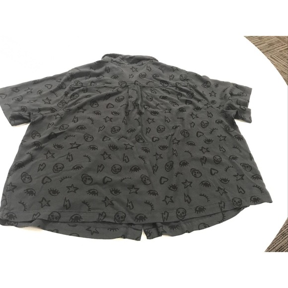 Torrid Gray Button Up Skulls Heart Star Boxy Crop Halloween Short Sleeve Sz 2 2x - Picture 7 of 7